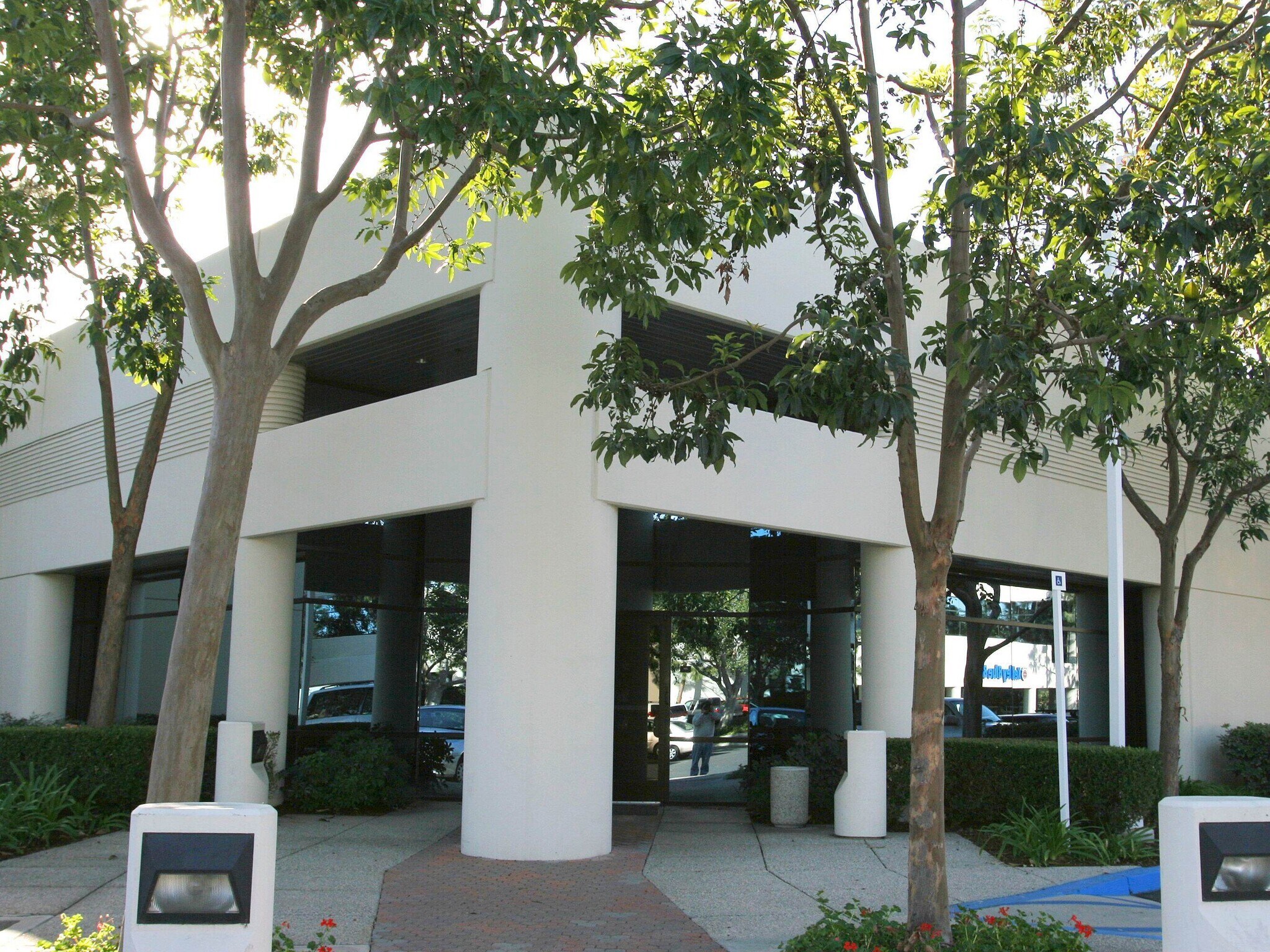 213 Technology Dr, Irvine, CA à louer Photo du bâtiment- Image 1 de 4