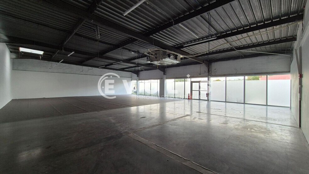 Retail in Mareuil Les Meaux for lease - Interior Photo - Image 2 of 8