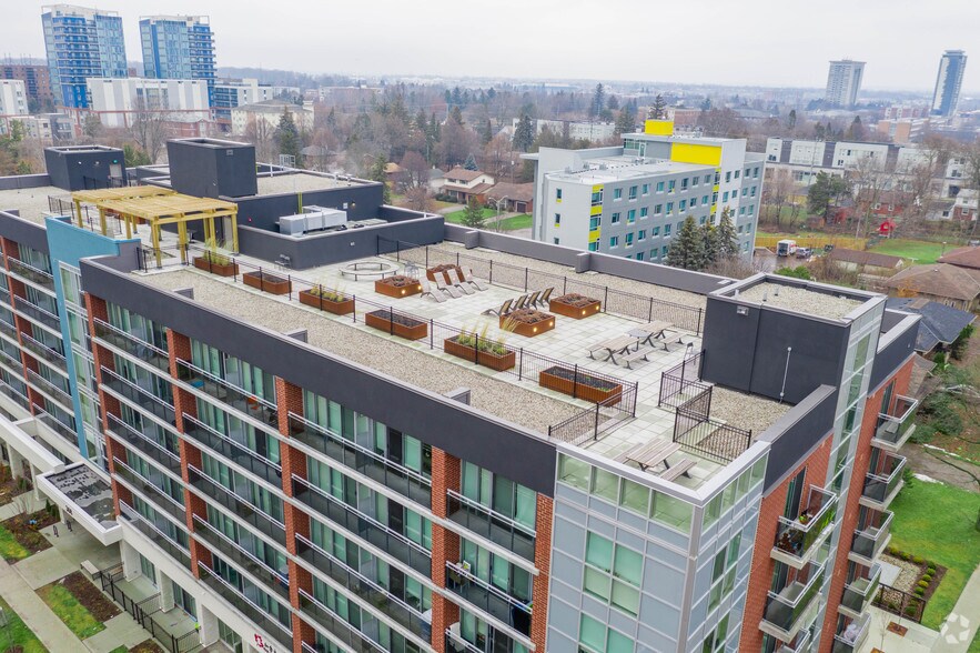 308 Lester St, Waterloo, ON à vendre - Photo du bâtiment - Image 2 de 4