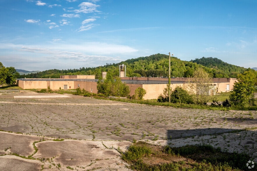 110 One Genesis Way, Spruce Pine, NC for sale - Building Photo - Image 1 of 10