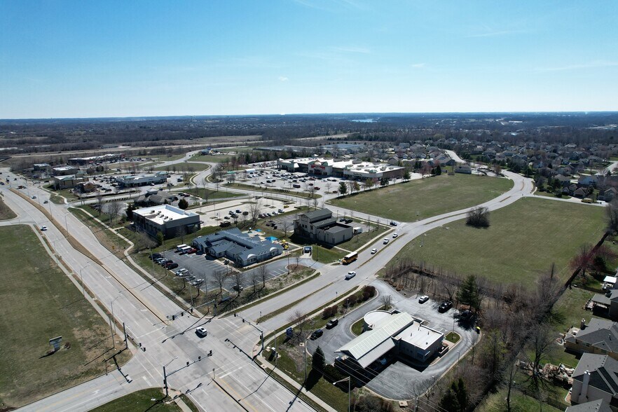 3750-3901 SW Cheddington Dr, Lee's Summit, MO à vendre - Photo du bâtiment - Image 2 de 2