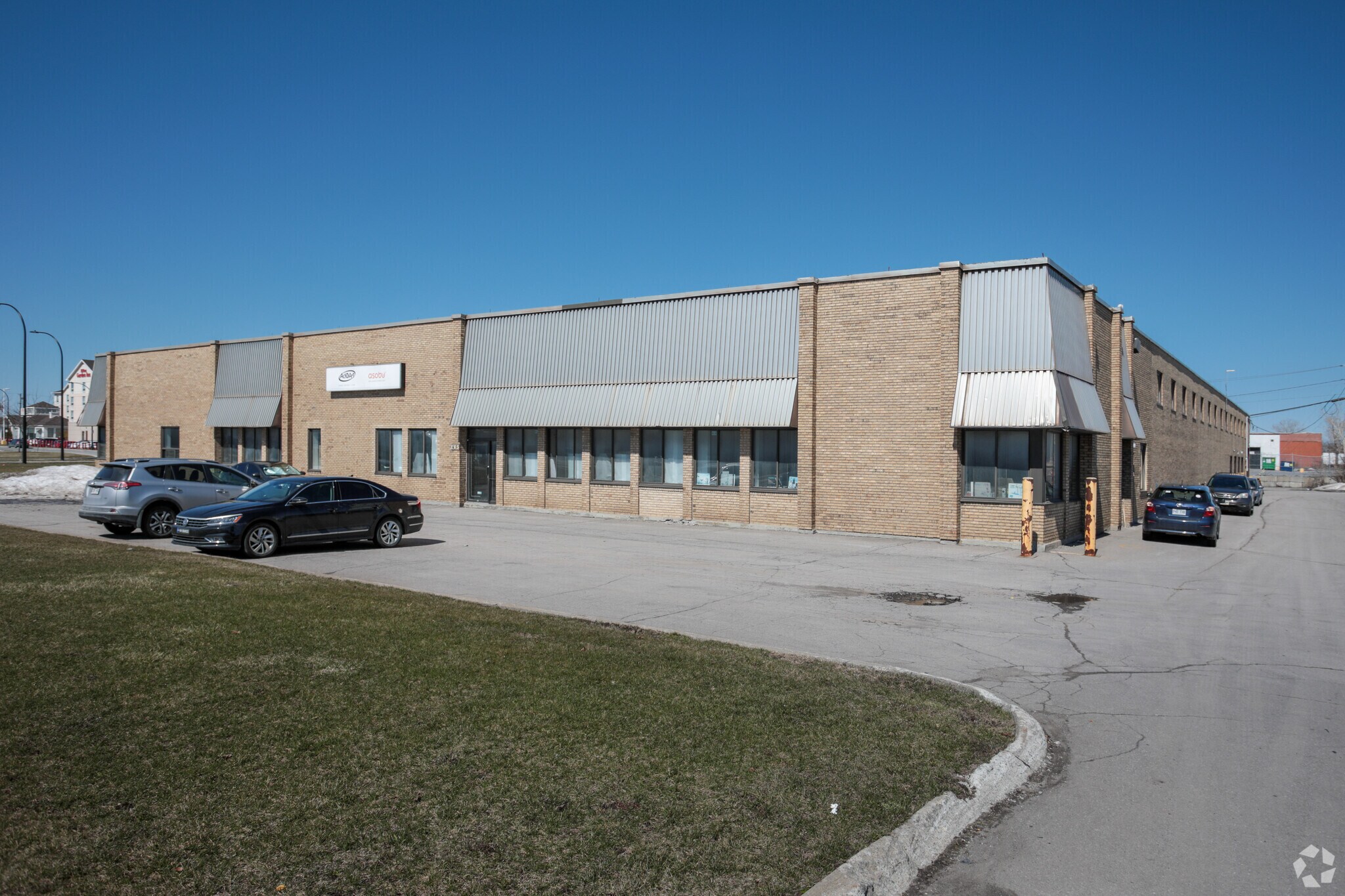 165-185 Montée de Liesse, Montréal, QC à louer Photo principale- Image 1 de 3