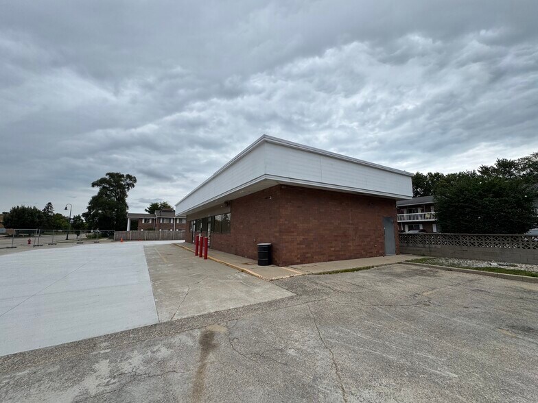 5450 Monona Dr, Madison, WI à vendre - Photo du bâtiment - Image 2 de 12