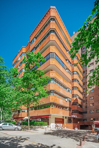 Plus de détails pour Calle del Hermano Gárate, 8, Madrid - Commerce de détail à louer