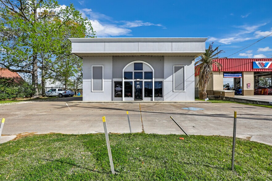 1725 Northpark Dr, Kingwood, TX à vendre - Photo du bâtiment - Image 1 de 26