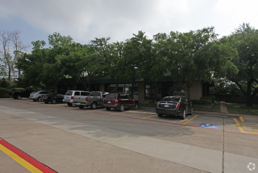 3909 W Green Oaks Blvd, Arlington, TX à louer - Photo du bâtiment - Image 2 de 2