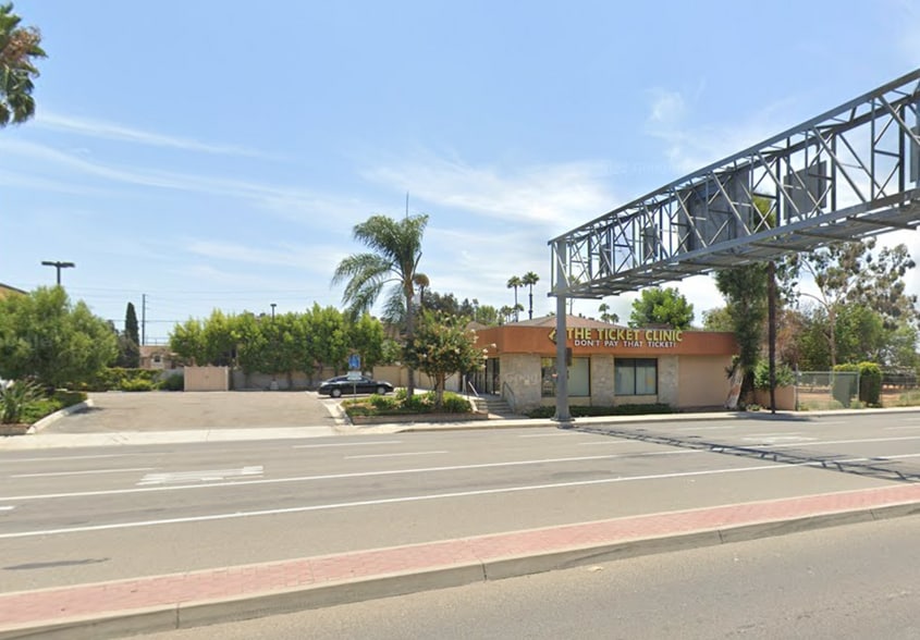 940 Grand Ave, Santa Ana, CA for lease - Building Photo - Image 2 of 5