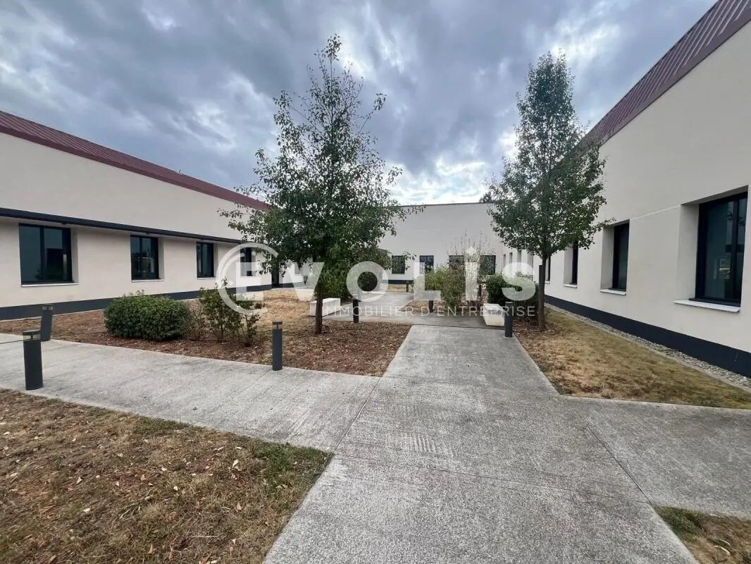 Office in Vénissieux for lease Building Photo- Image 1 of 10