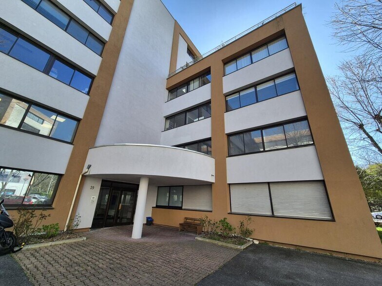 15A Rue De L'Universite, Noisy-le-Grand à vendre - Photo du bâtiment - Image 2 de 16