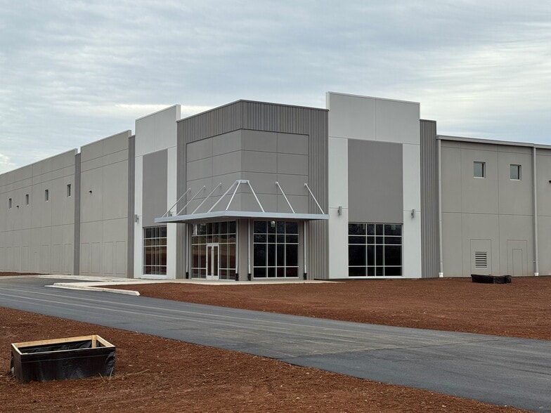 740 Beaver Creek Dr, Martinsville, VA for lease - Building Photo - Image 1 of 7