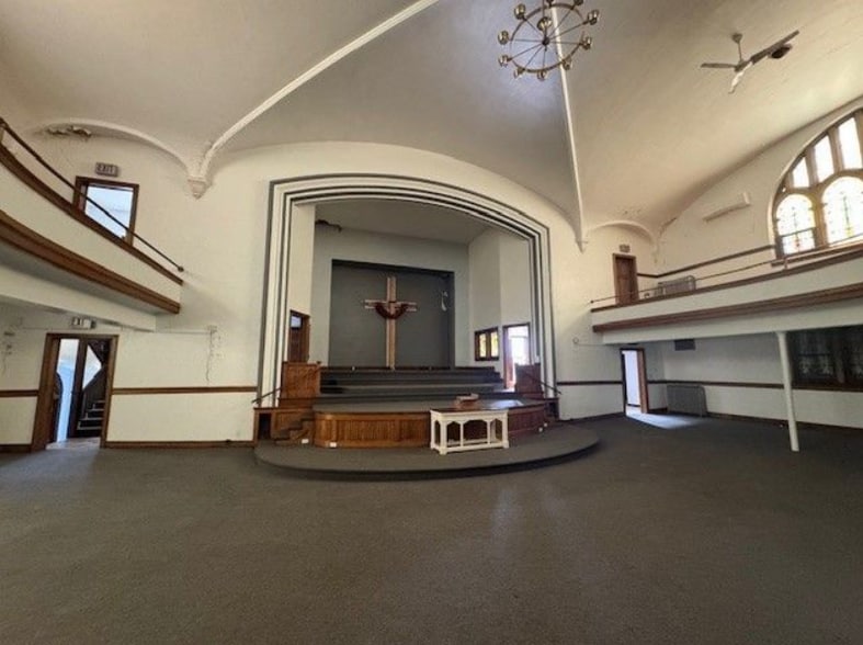 1203 3rd Ave, Rockford, IL for sale - Interior Photo - Image 2 of 13