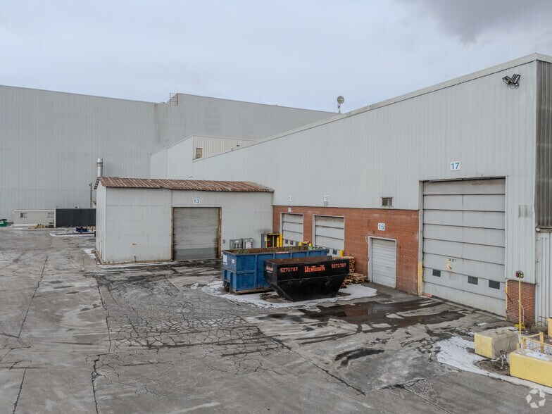 1632 Burlington St E, Hamilton, ON à louer - Photo du bâtiment - Image 3 de 6