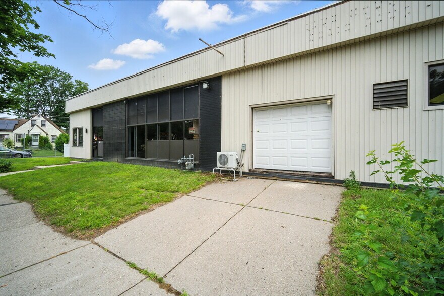 218 Saint James Blvd, Springfield, MA à vendre - Photo du bâtiment - Image 2 de 24