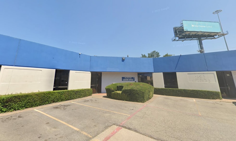 1015 N Interstate 35E, Carrollton, TX à louer - Photo du bâtiment - Image 2 de 3