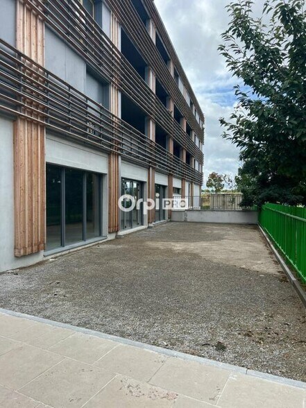 Commerce de détail dans Bezannes à louer - Photo du bâtiment - Image 2 de 6
