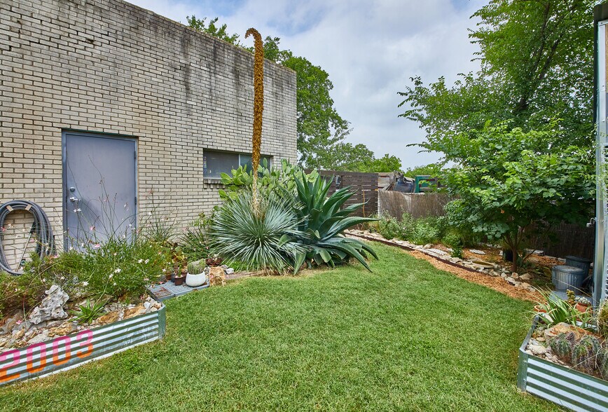 2003 Brundrette, Dallas, TX à louer - Photo du bâtiment - Image 2 de 20