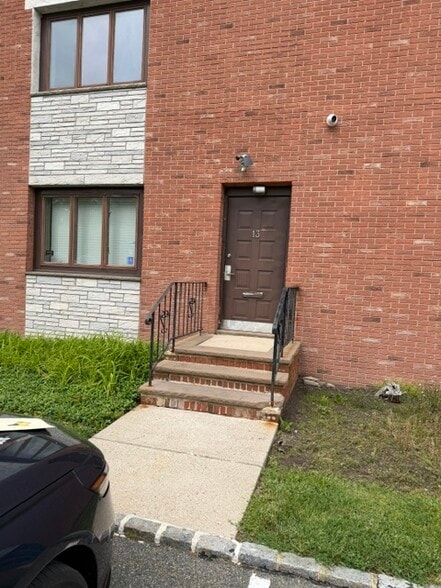13 Merry Ln, East Hanover, NJ for lease - Building Photo - Image 3 of 16