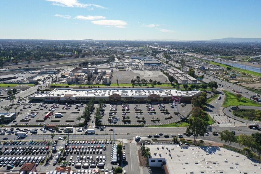 5700 Firestone Blvd, South Gate, CA for lease - Building Photo - Image 3 of 9