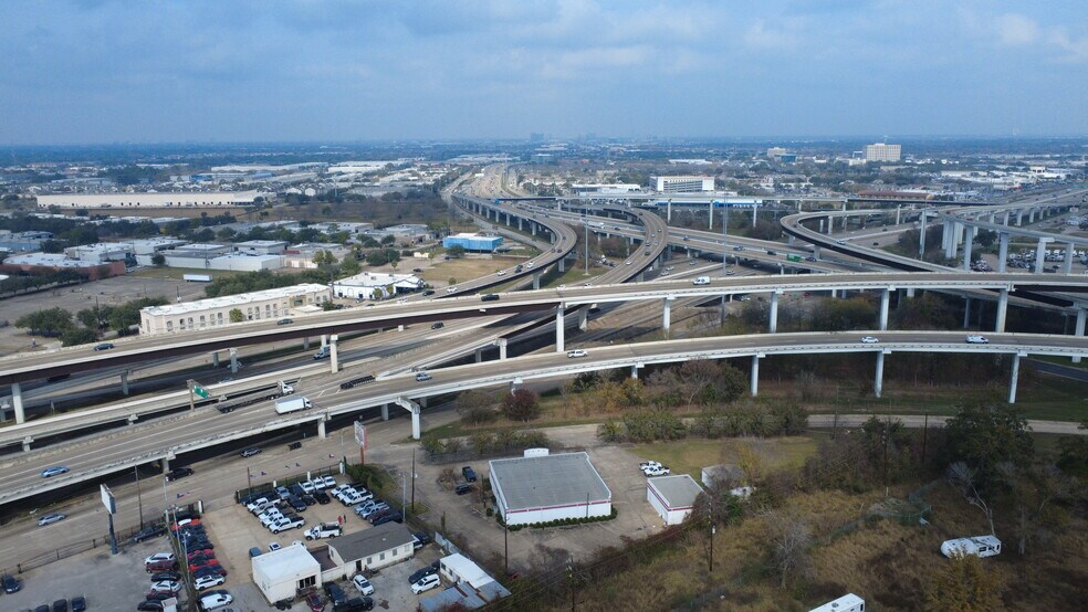 11023 Southwest Fwy, Houston, TX à vendre - Photo du bâtiment - Image 3 de 7