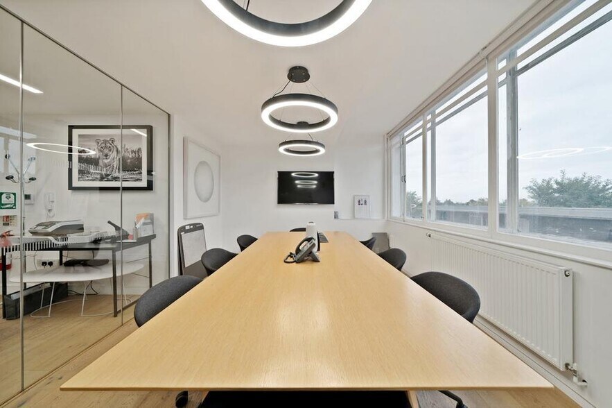 9 Kirkdale Rd, Londres à louer - Photo du bâtiment - Image 3 de 25