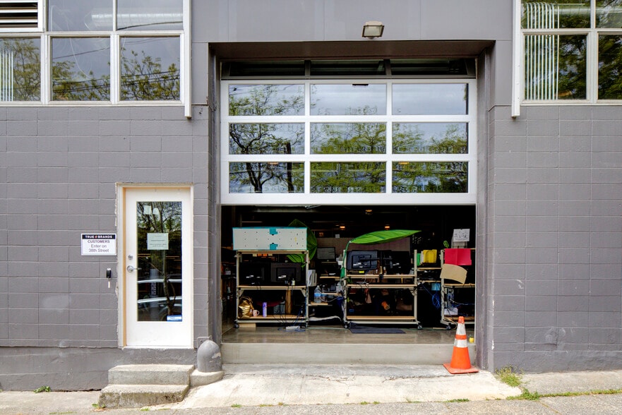 3668 Albion Pl N, Seattle, WA for lease - Building Photo - Image 3 of 7