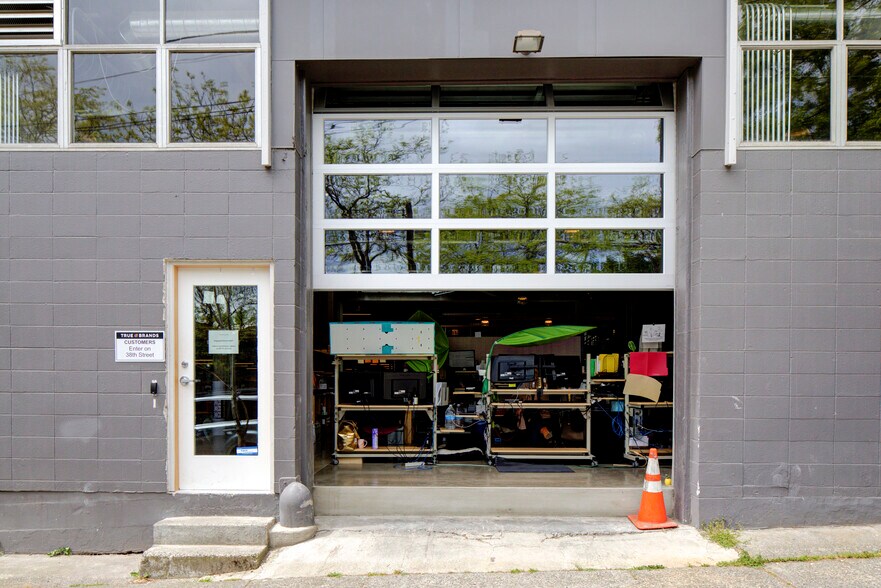 3668 Albion Pl N, Seattle, WA à louer - Photo du bâtiment - Image 2 de 7