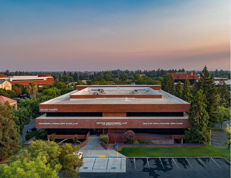 6051 N Fresno St, Fresno, CA à louer - Aérien - Image 2 de 13