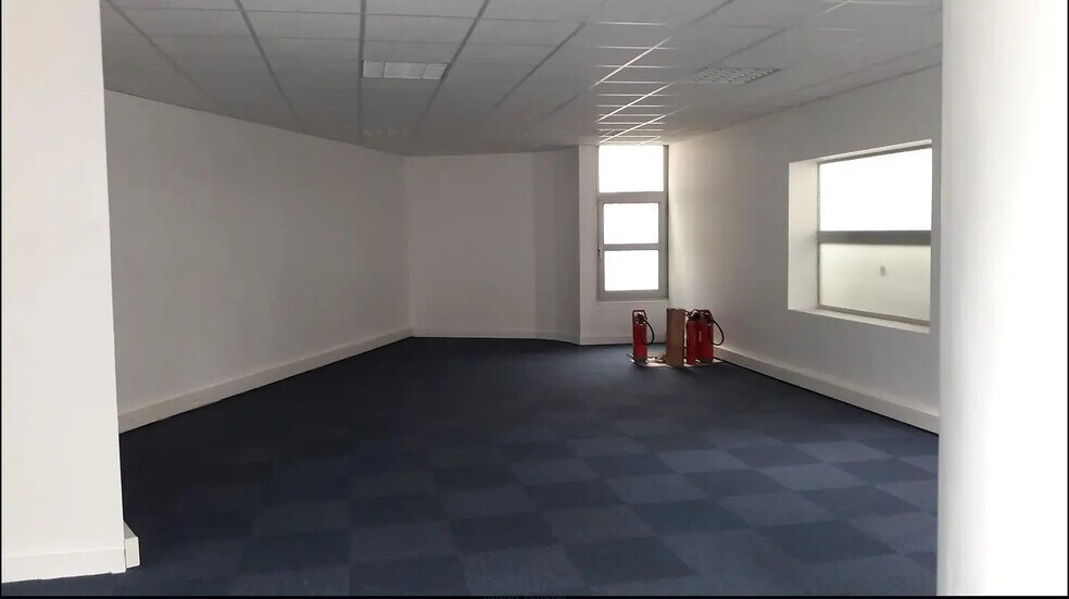 Office in Saint-Ouen-Sur-Seine for lease - Building Photo - Image 3 of 11
