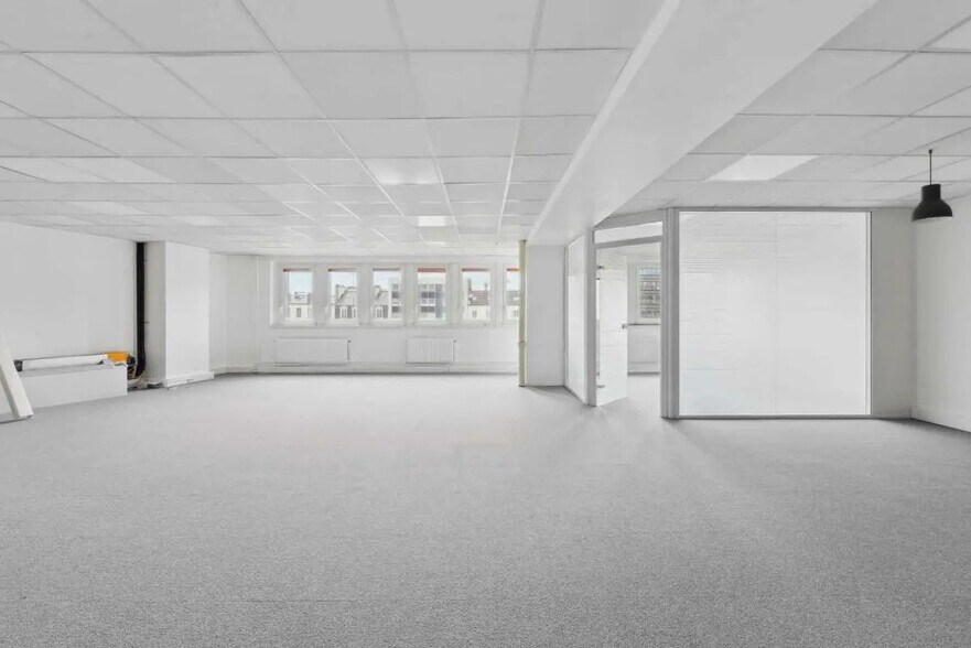 Office in Neuilly-sur-Seine for lease - Interior Photo - Image 2 of 10
