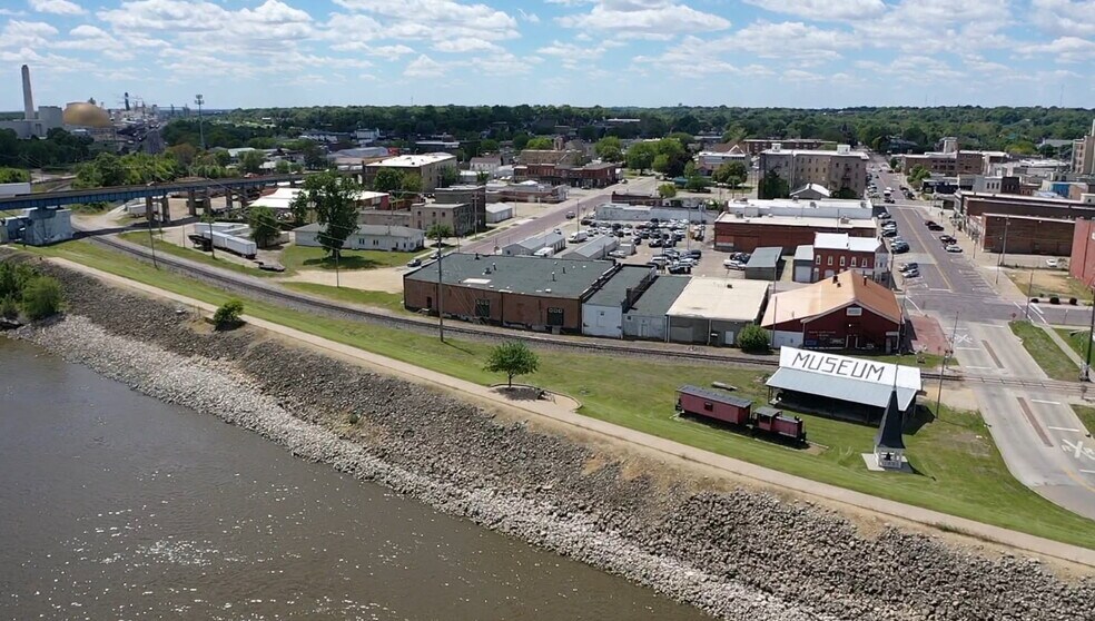 623 S 1st St, Clinton, IA à vendre - Photo du bâtiment - Image 3 de 7