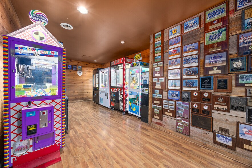 856 Pyott Rd, Crystal Lake, IL for sale - Interior Photo - Image 2 of 11