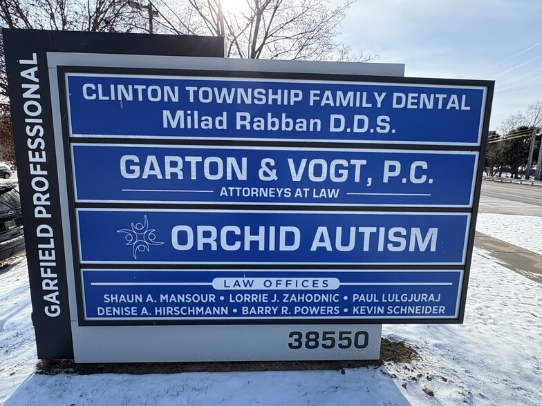 38550 Garfield Rd, Clinton Township, MI à louer - Photo du bâtiment - Image 2 de 2