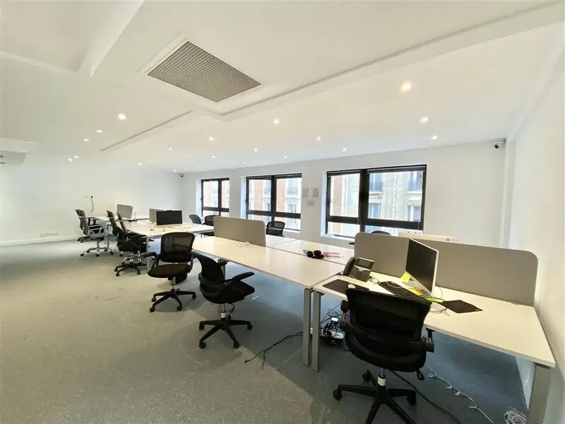 Office in Neuilly-sur-Seine for lease Building Photo- Image 1 of 9