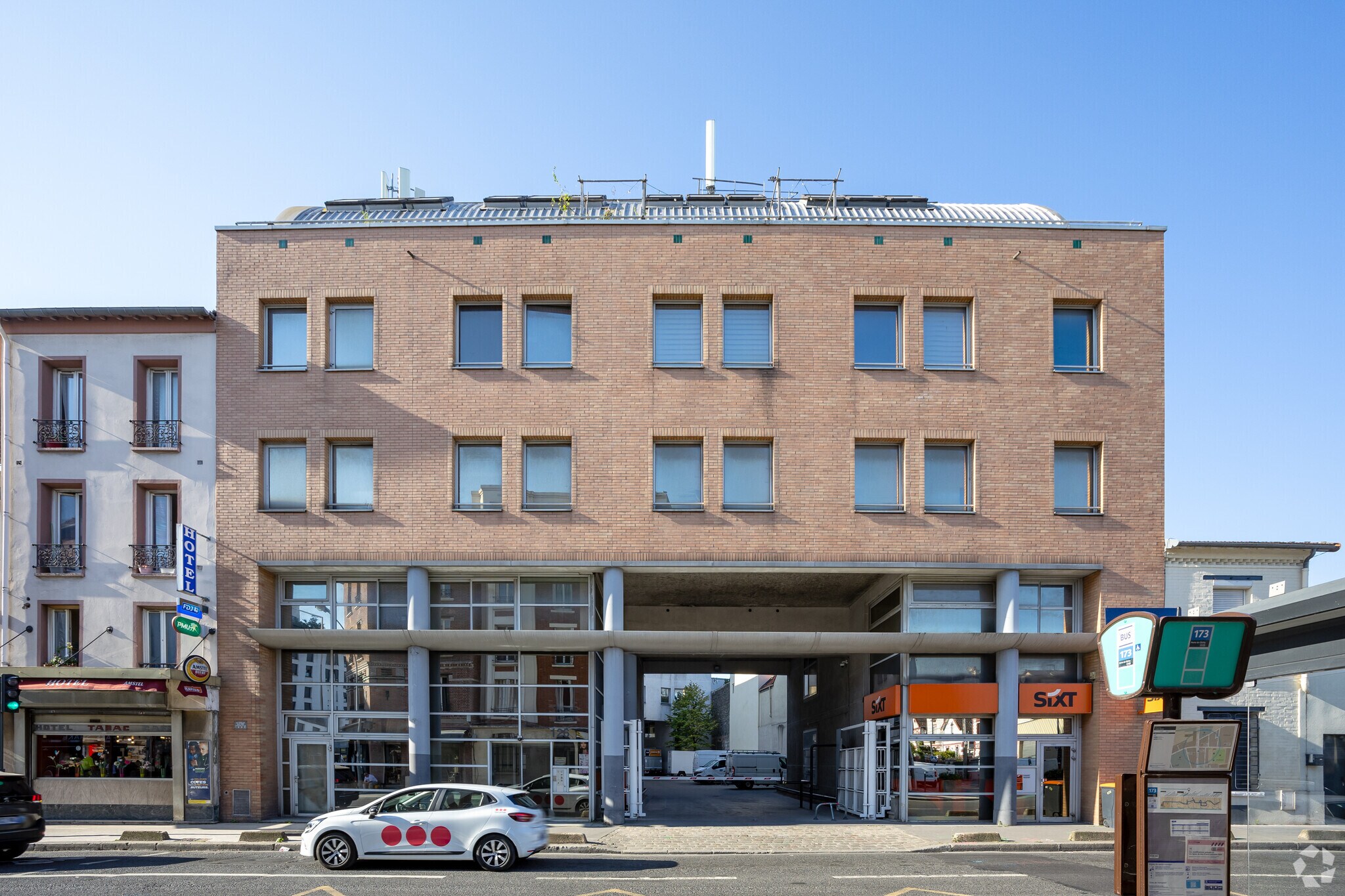 Office in Saint-Ouen-sur-Seine for lease Primary Photo- Image 1 of 19