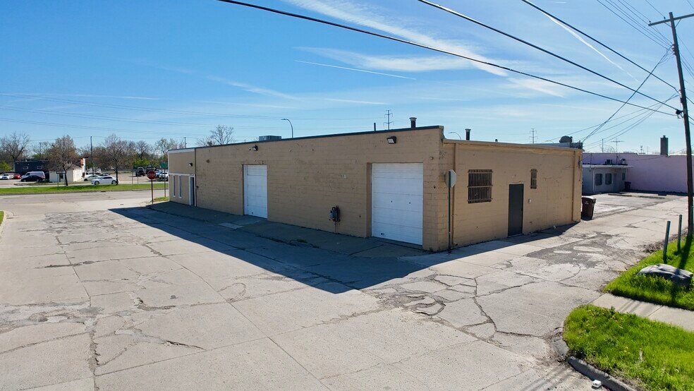 32304 Michigan Ave, Wayne, MI à louer - Photo du bâtiment - Image 2 de 8