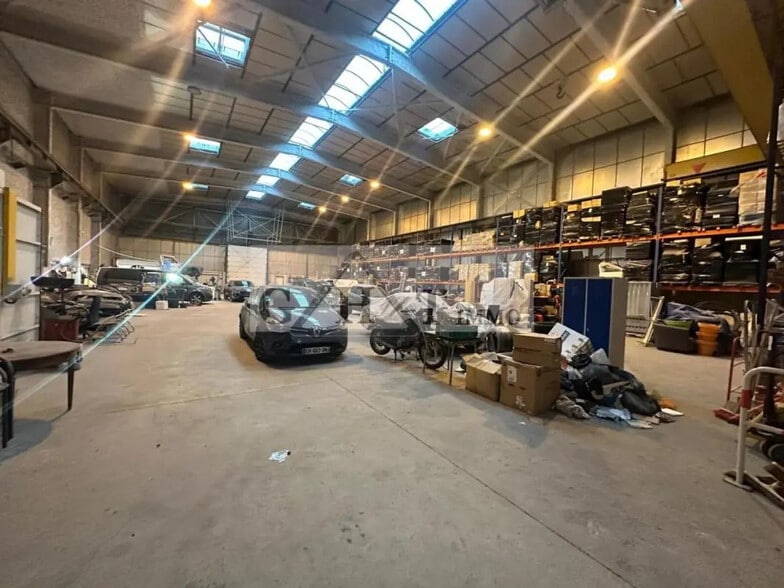 Industrial in Argenteuil for sale - Interior Photo - Image 1 of 5