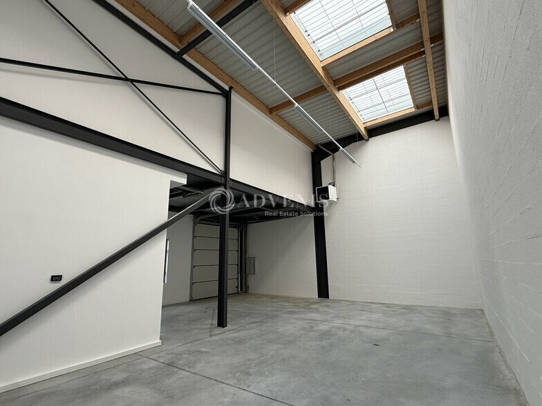 Flex in Lieusaint for lease - Interior Photo - Image 2 of 7