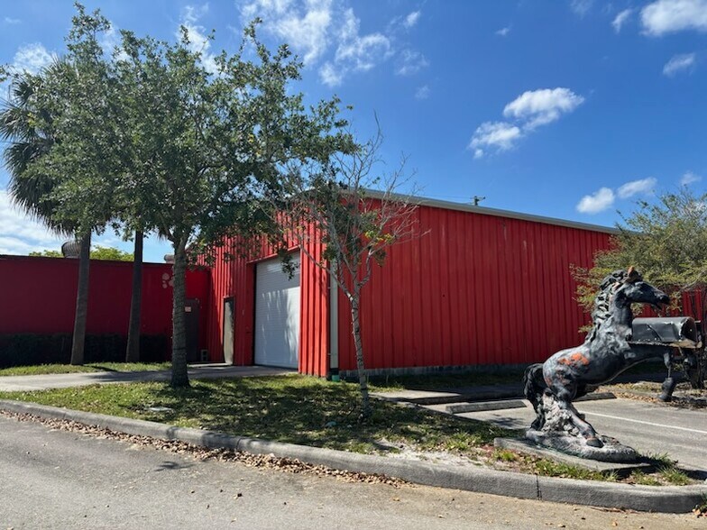 1820 NW 21st St, Pompano Beach, FL à louer - Photo du bâtiment - Image 2 de 6