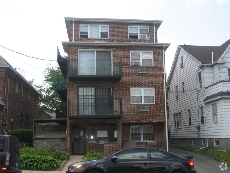 132-18 57th Rd, Flushing, NY for sale - Primary Photo - Image 1 of 13