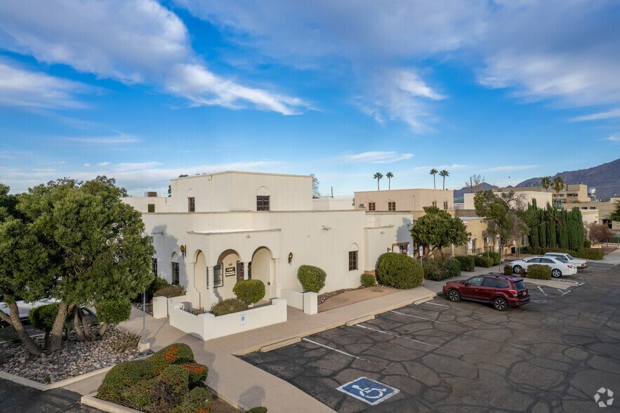 5300 E Erickson Dr, Tucson, AZ à louer - Photo du bâtiment - Image 1 de 7