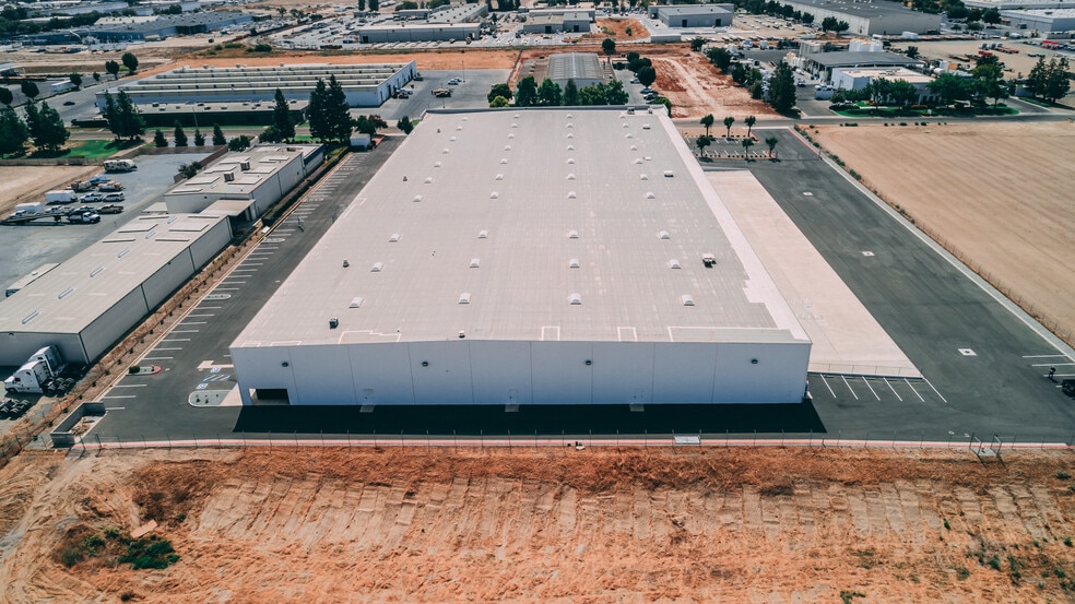 7530 W Sunnyview Ave, Visalia, CA for lease - Building Photo - Image 2 of 6