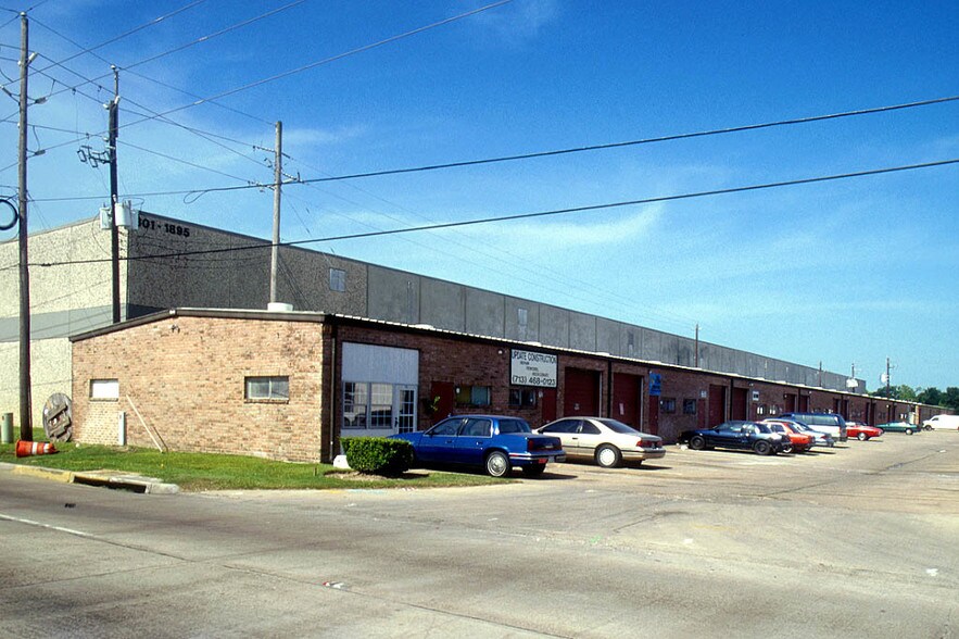 1919 W Sam Houston Pky N, Houston, TX à louer - Photo du bâtiment - Image 2 de 8