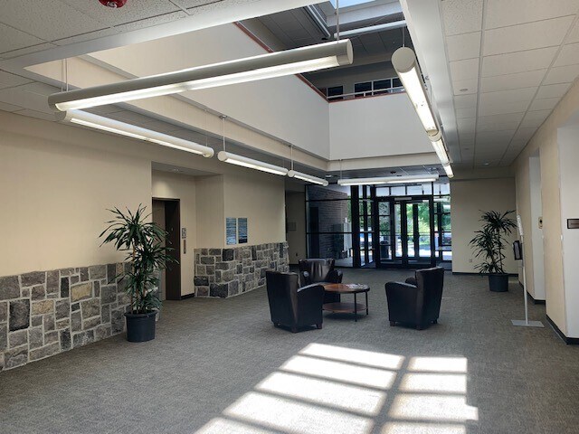 2000 Kraft Dr, Blacksburg, VA à louer - Hall d’entrée - Image 2 de 8