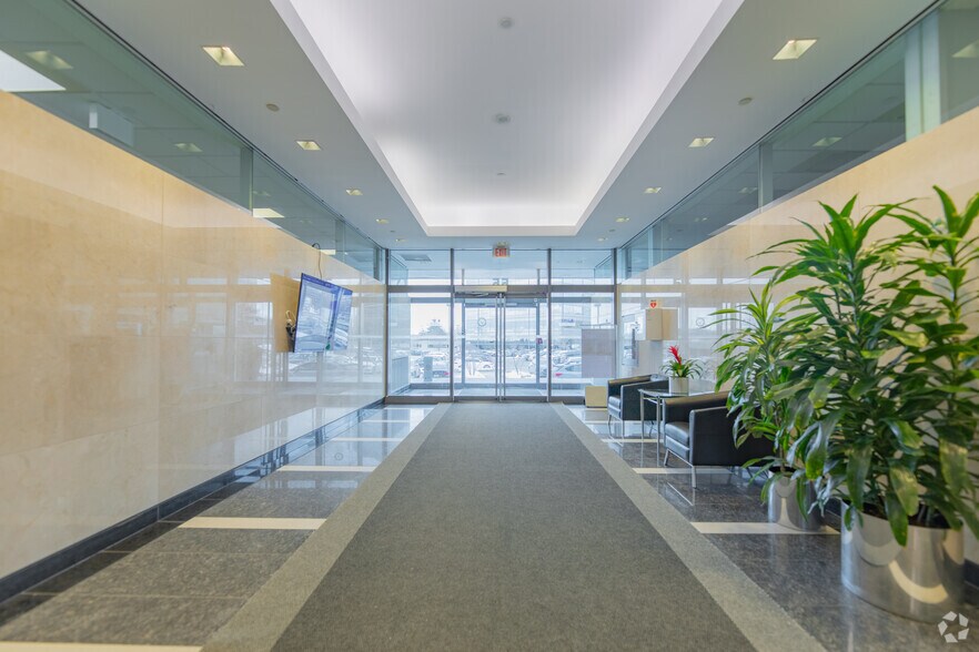 55 Commerce Valley Dr W, Markham, ON à louer - Hall d’entrée - Image 2 de 28