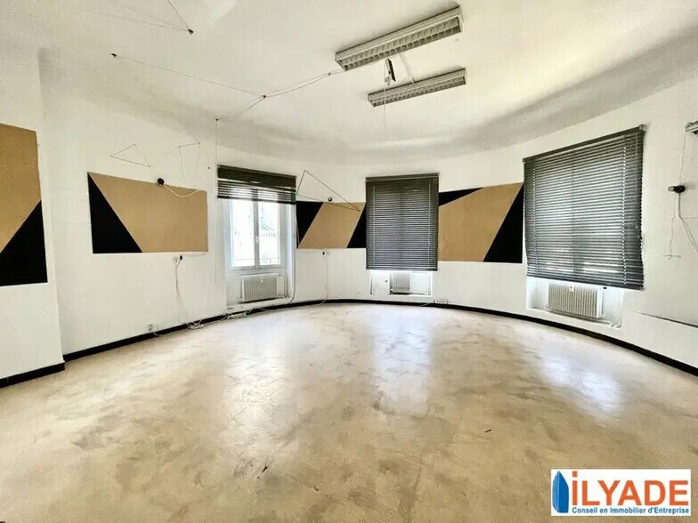 2 Boulevard De La Liberation General De Monsabert, Marseille for lease - Interior Photo - Image 2 of 12