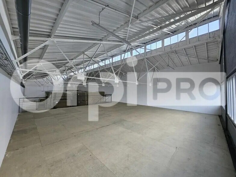 Flex in Reims for lease - Interior Photo - Image 3 of 6