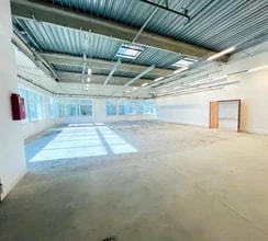 Avenue Jean D'Alembert, Élancourt for lease Interior Photo- Image 2 of 5