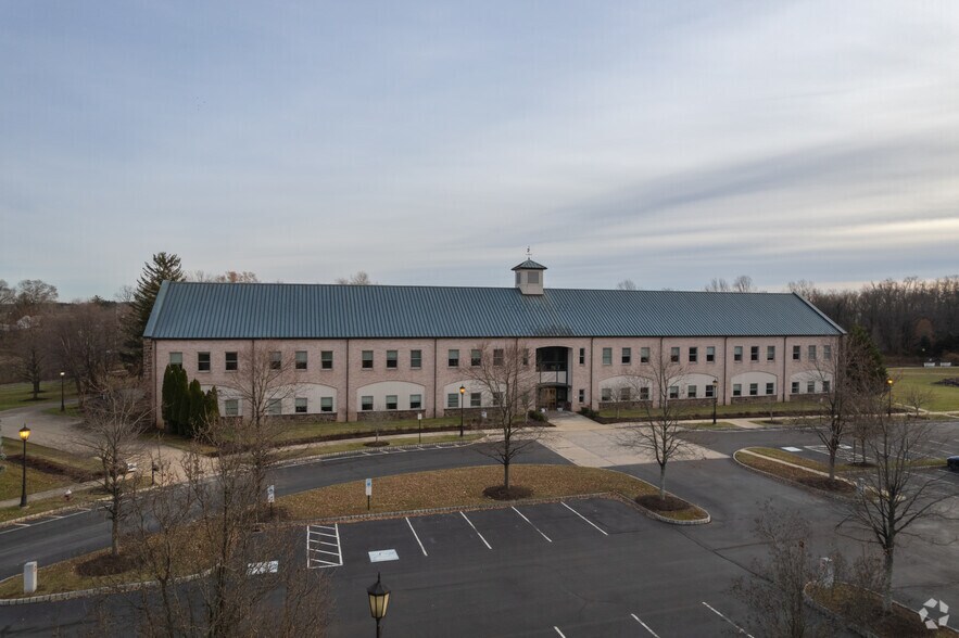 1 Caufield Pl, Newtown, PA à louer - Photo du bâtiment - Image 2 de 11