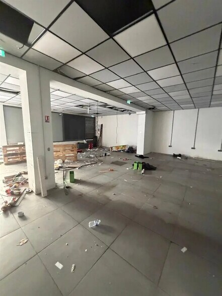 Retail in Saint-Denis for lease - Interior Photo - Image 2 of 4