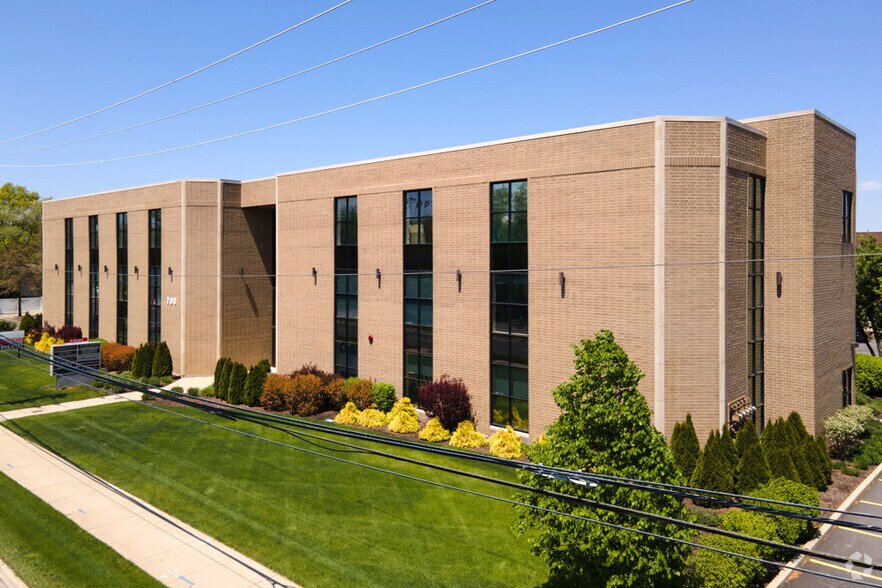 700 E Ogden Ave, Westmont, IL à louer - Photo du bâtiment - Image 1 de 22